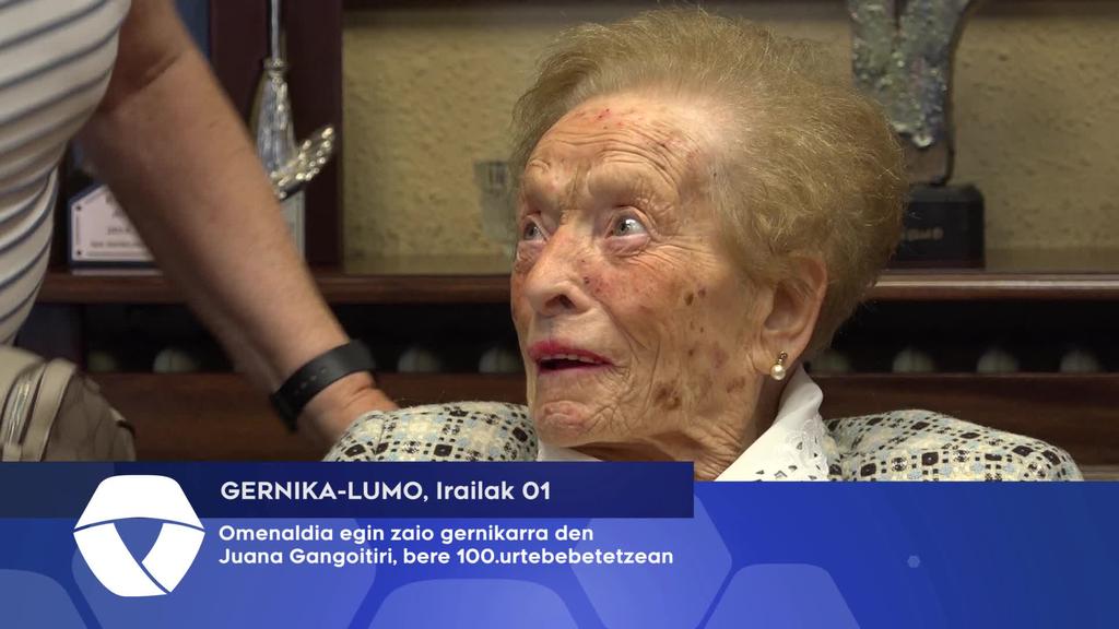 Omenaldia egin zaio gernikarra de Juana Gangoitiri, bere 100.urtebetetzean