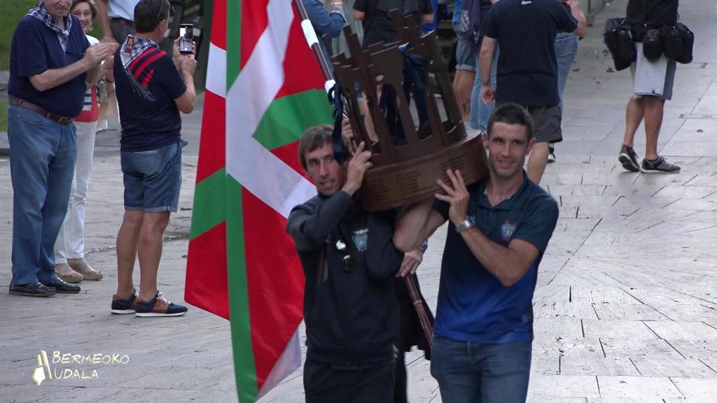 Bermeoko Urdaibai Arraun Taldeari Ligako Txapeldunei harrera 2023