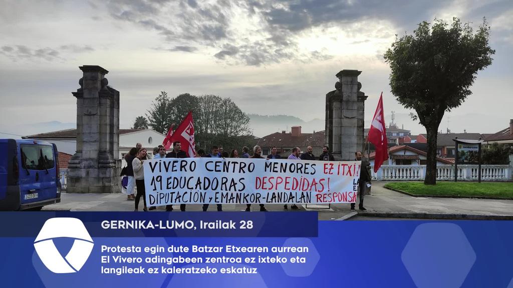 Protesta egin dute Batzar Etxearen aurrean