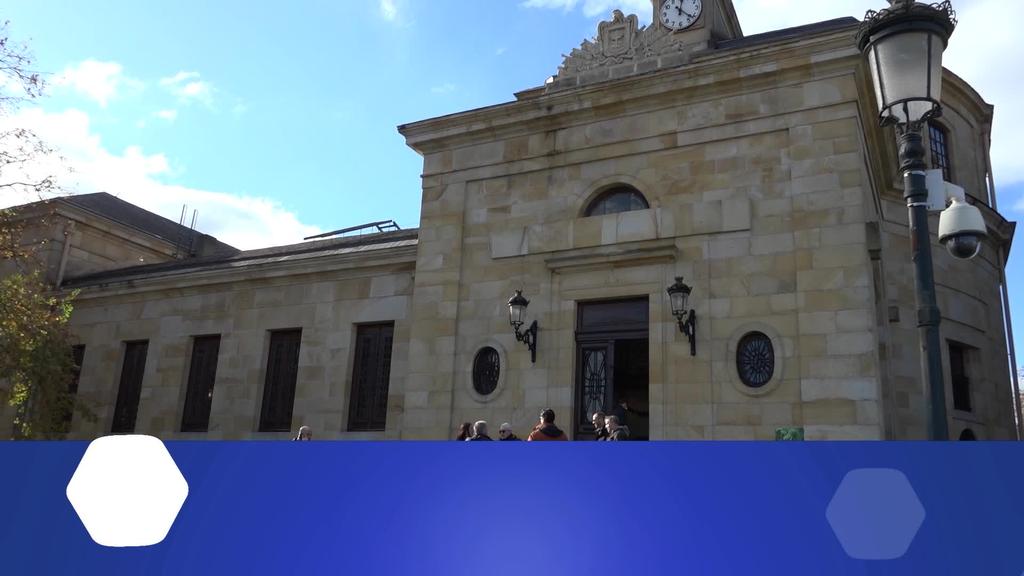 Jose Mari Gorroñok Jorge Negreteren bilobari Batzar Etxea erakutsi dio