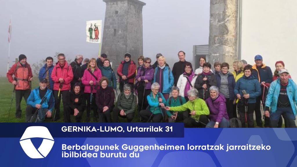 Guggenheimen lorratzak jarraitzeko ibilaldia egin dute Berbalaguneko kideek