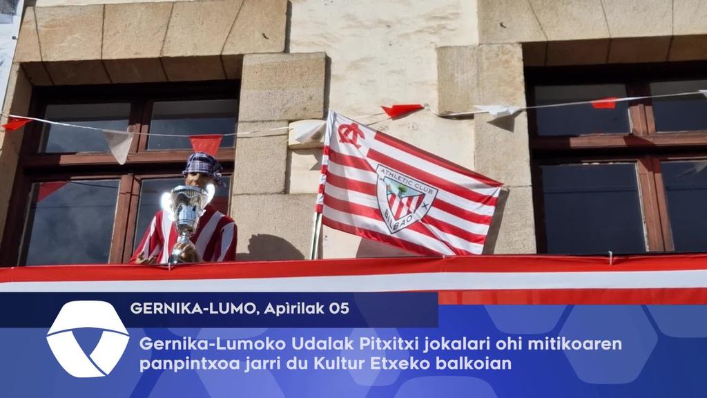 Gernika-Lumoko Udalak Pitxitxi jokalari ohi mitikoaren panpintxoa jarri du Kultur Etxeko balkoian