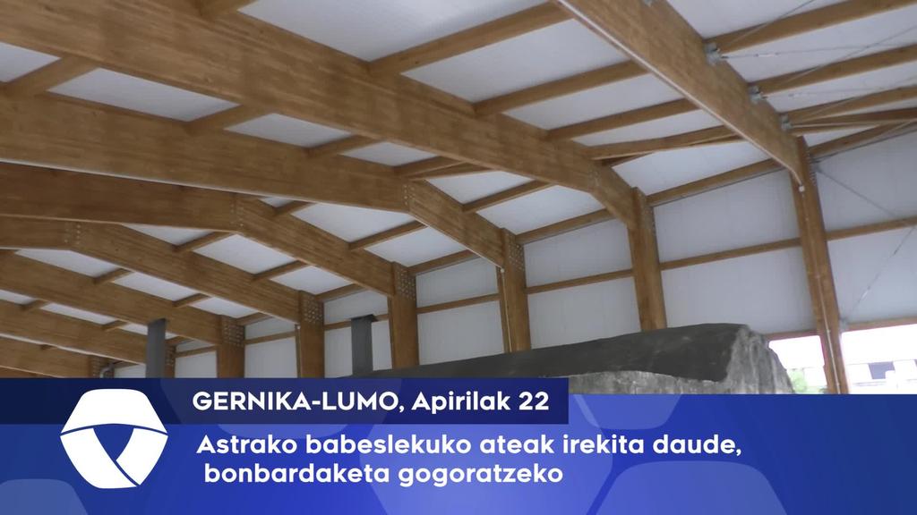 Astrako babeslekuko ateak irekita daude, bonbardaketa gogoratzeko