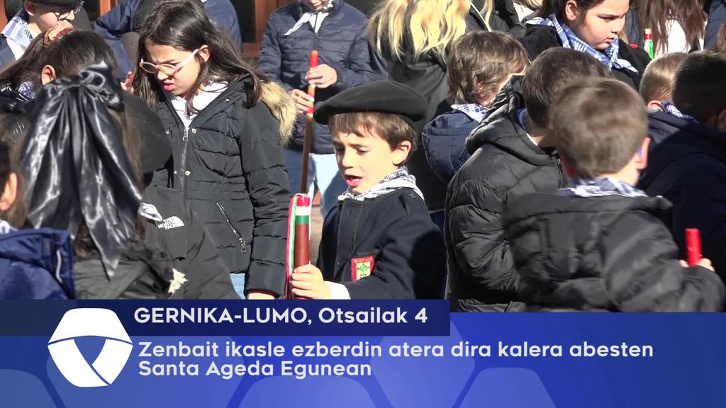 Zenbait ikasle ezberdin atera dira kalera abesten Santa Ageda Egunean