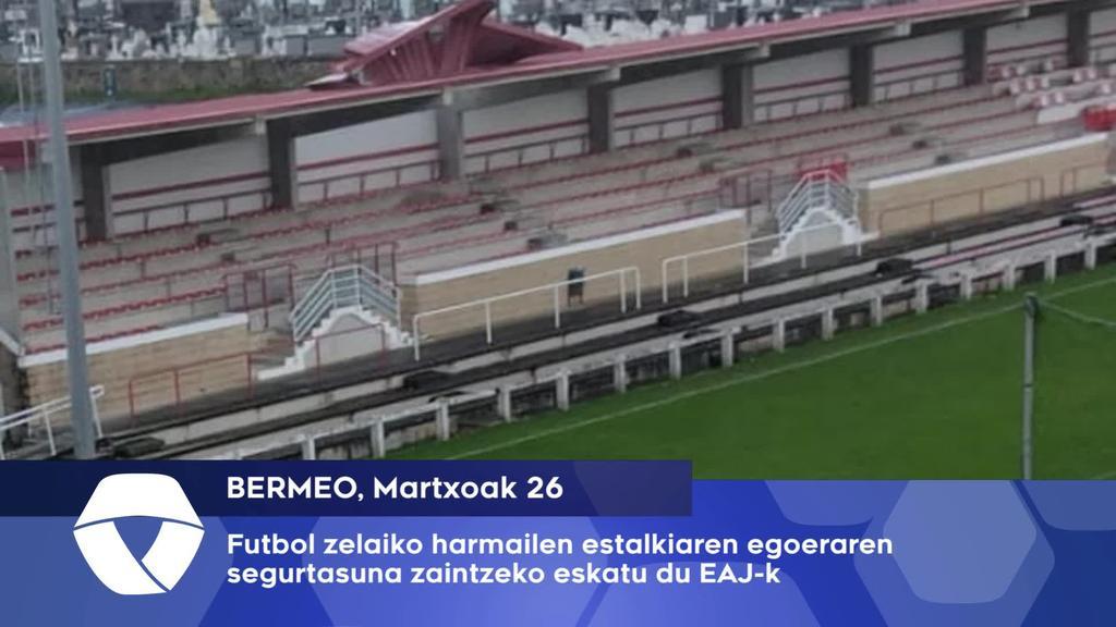 EAJ-k Bermeoko futbol zelaiko estalkiari buruzko kezka agertu du