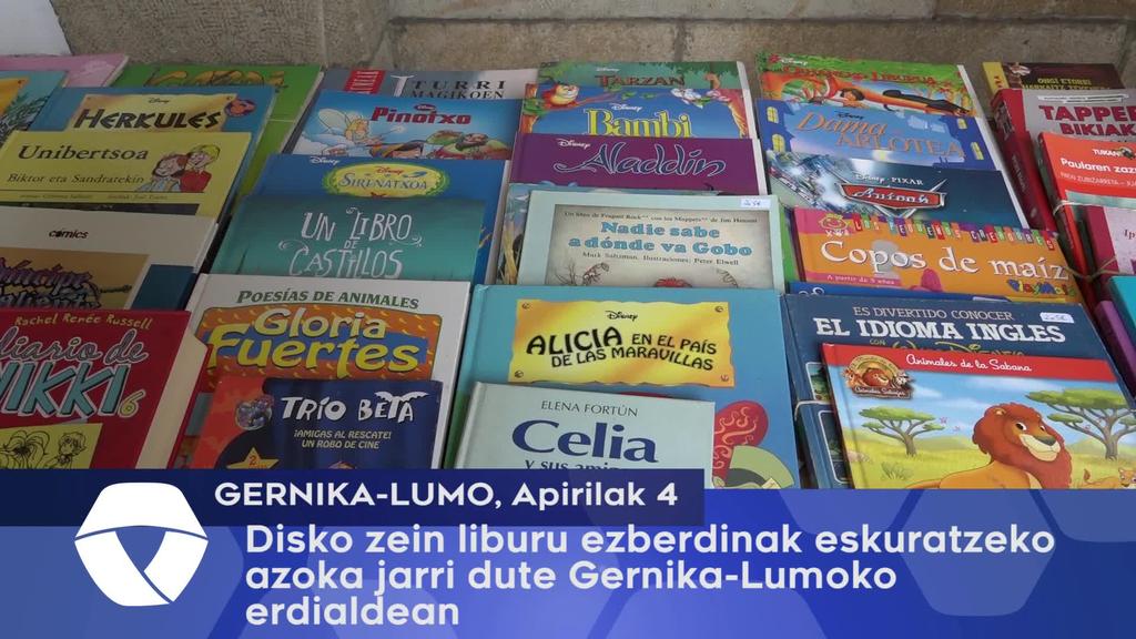 Disko zein liburu ezberdinak eskuratzeko azoka jarri dute Gernika-Lumoko erdialdean
