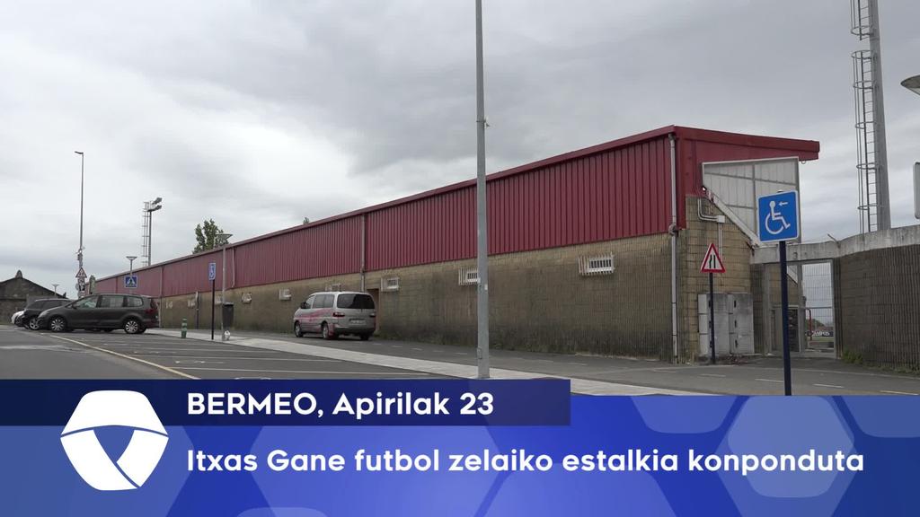 Itxas Gane futbol zelaiko estalkia konponduta