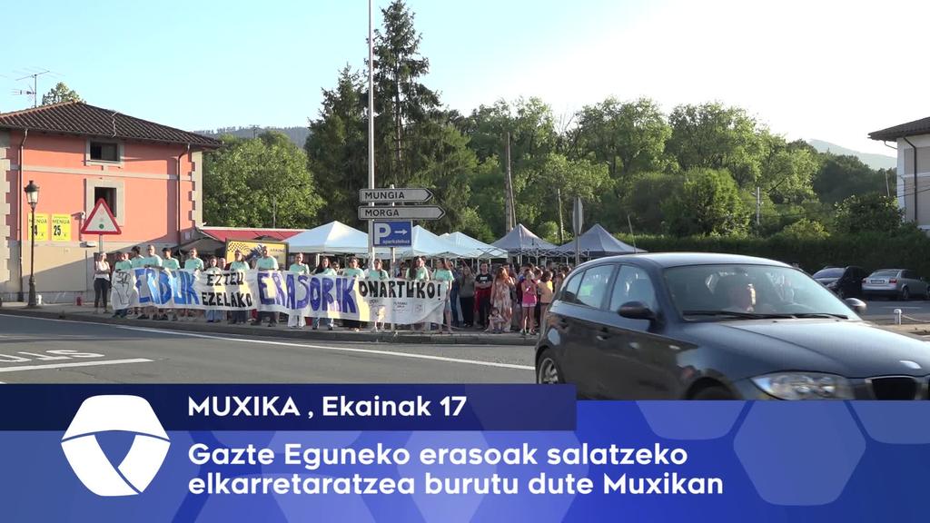 Gazte Eguneko Erasoak salatzeko elkarretaratzea egin dute Muxikan