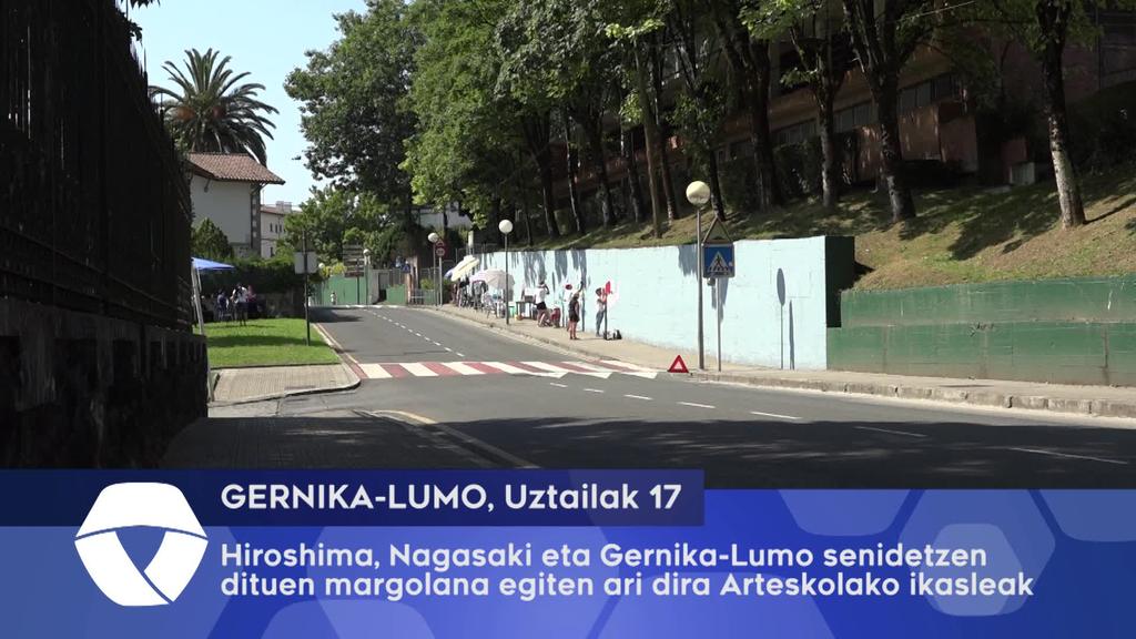 Hiroshima, Nagasaki eta Gernika-Lumo senidetzen dituen margolana egiten ari dira Arteskolako ikasleak
