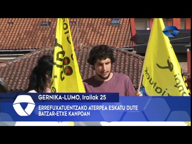 Errefuxatuentzako aterpea eskatu dute Batzar Etxe kanpoan