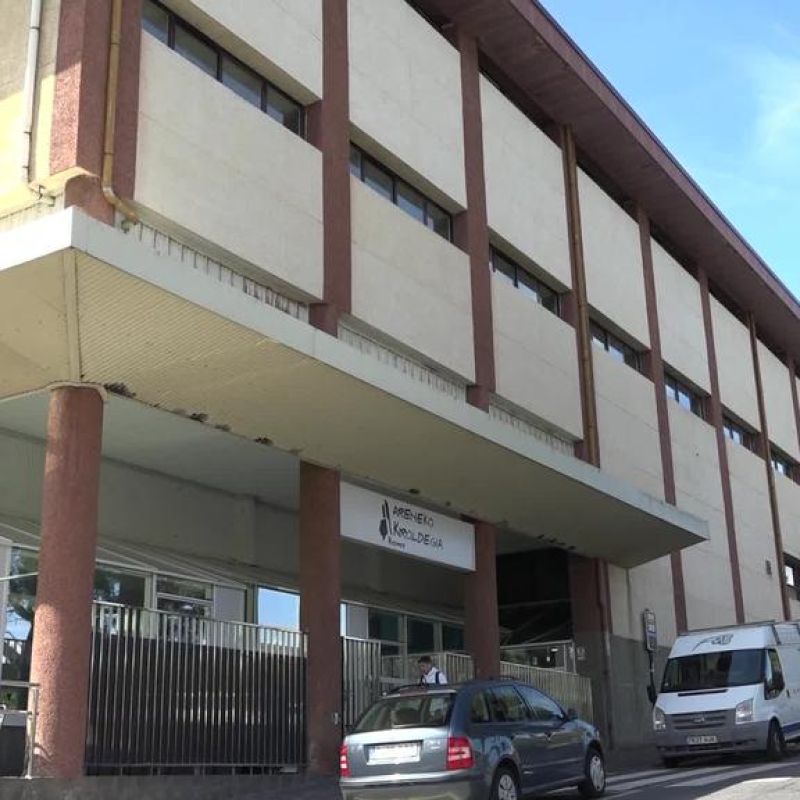 Gernika-Lumoko udal futbol zelaia barritzeko lanak hasi dira.