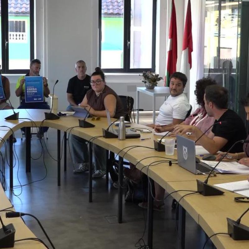 Gernika-Lumoko udal futbol zelaia barritzeko lanak hasi dira.