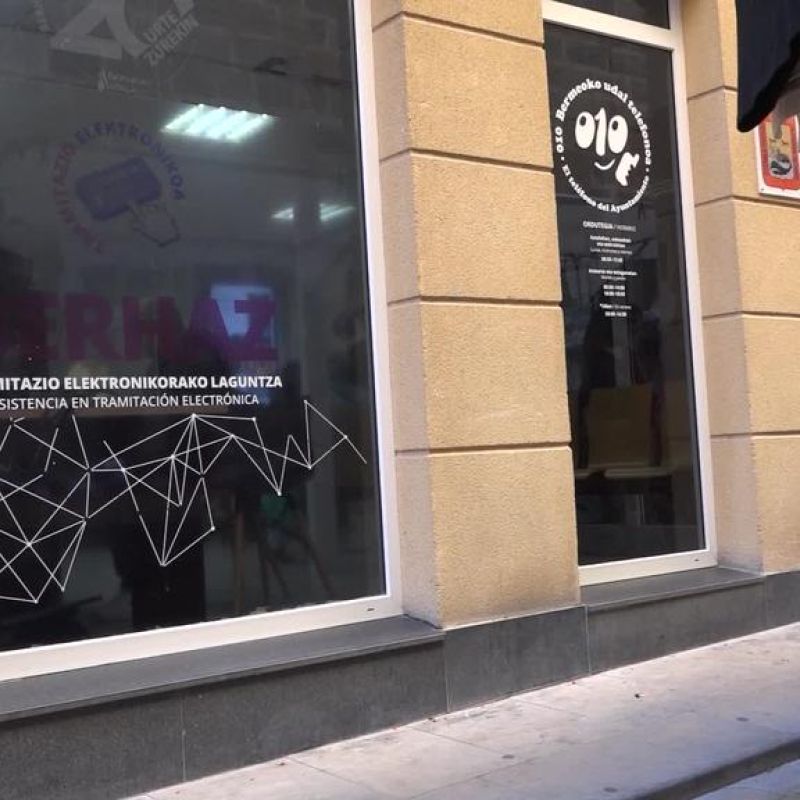 Gernika-Lumoko udal futbol zelaia barritzeko lanak hasi dira.