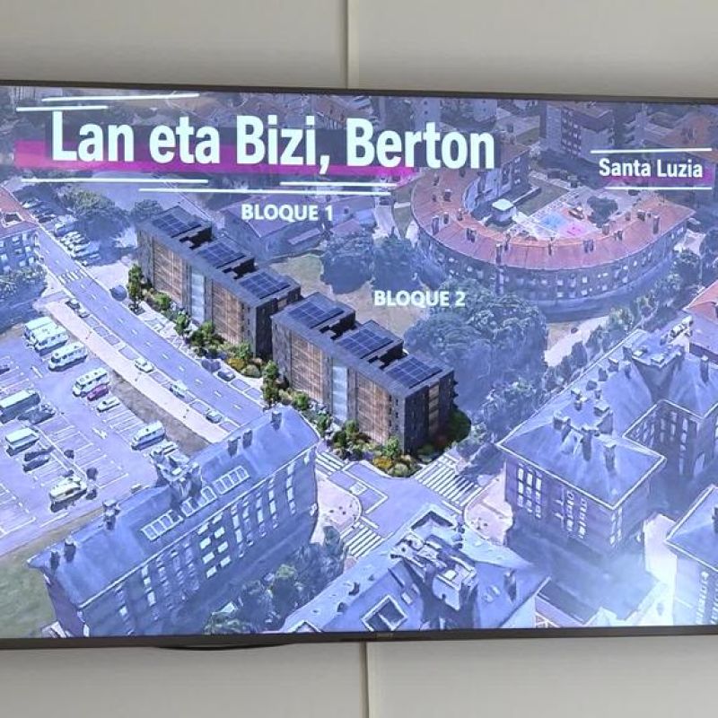 Gernika-Lumoko udal futbol zelaia barritzeko lanak hasi dira.